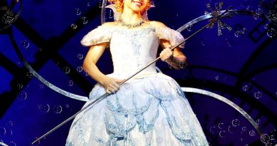 Suzie Mathers as Glinda. Image by Maye-E Wong