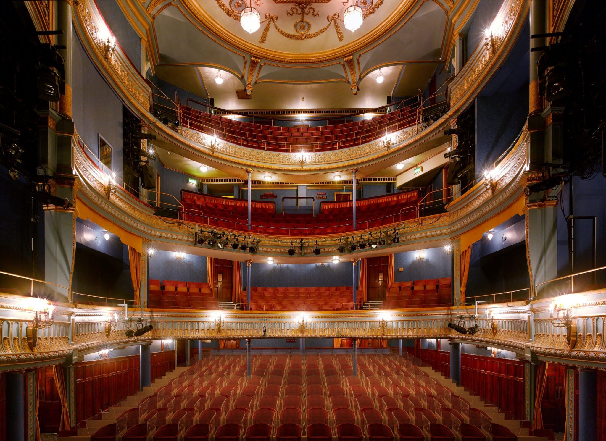 How many theatres. Театр Гарольда Пинтера в Лондоне. Театр её Величества в Лондоне внутри. Ее Величества театр зал.